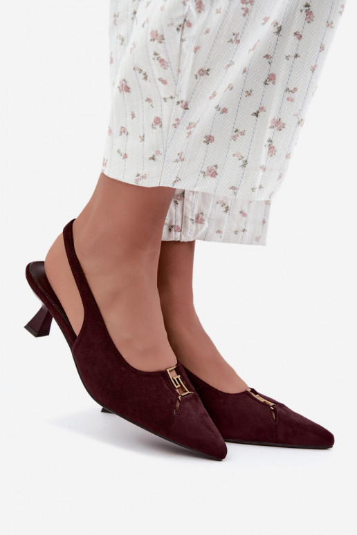 Sandalias de tacón con talón abierto y detalles decorativos en color burdeos Gilly
