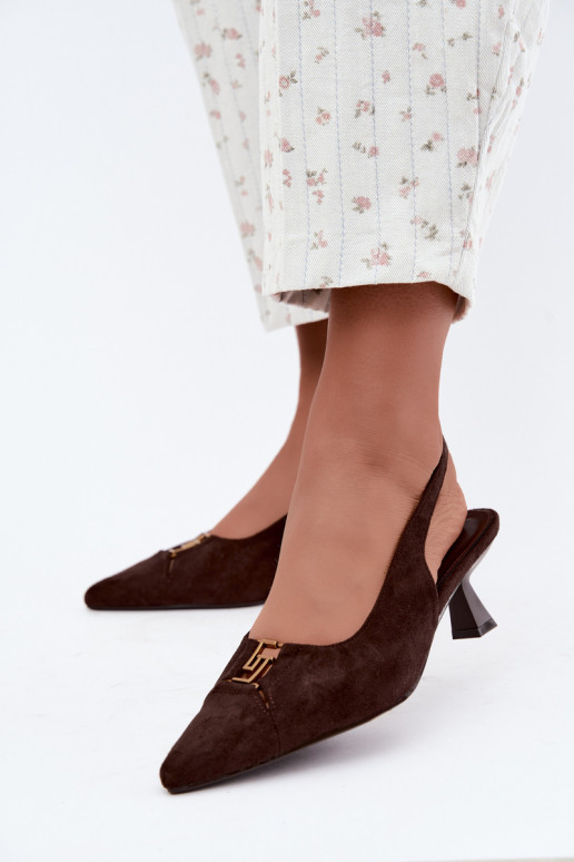 Sandalias de tacón con talón abierto y detalles decorativos en color chocolate Gilly