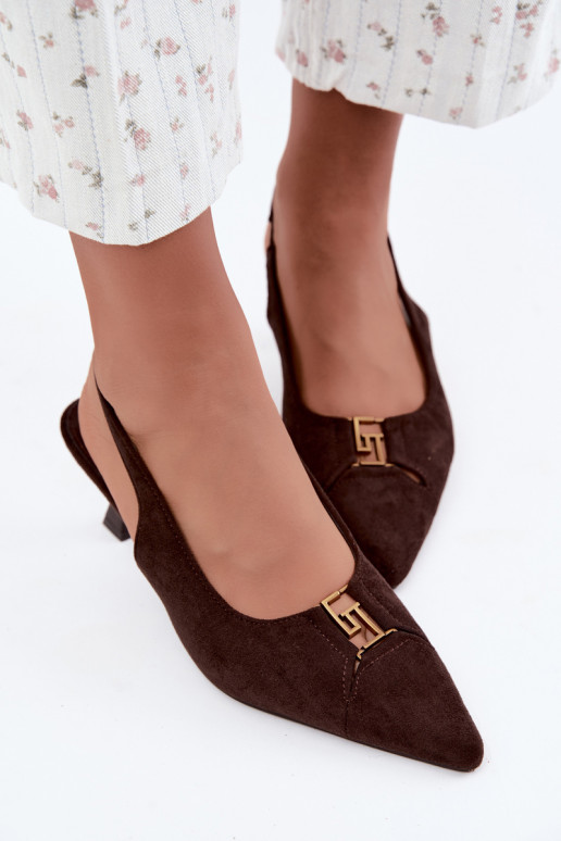 Sandalias de tacón con talón abierto y detalles decorativos en color chocolate Gilly