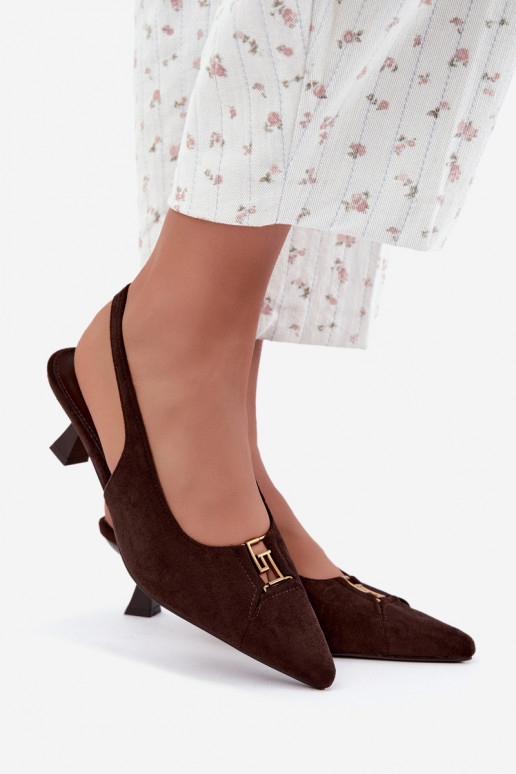 Sandalias de tacón con talón abierto y detalles decorativos en color chocolate Gilly
