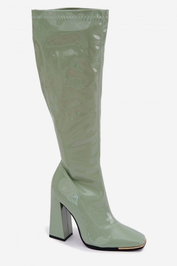 botas altas con efecto charol y tacones en color verde Mlokva