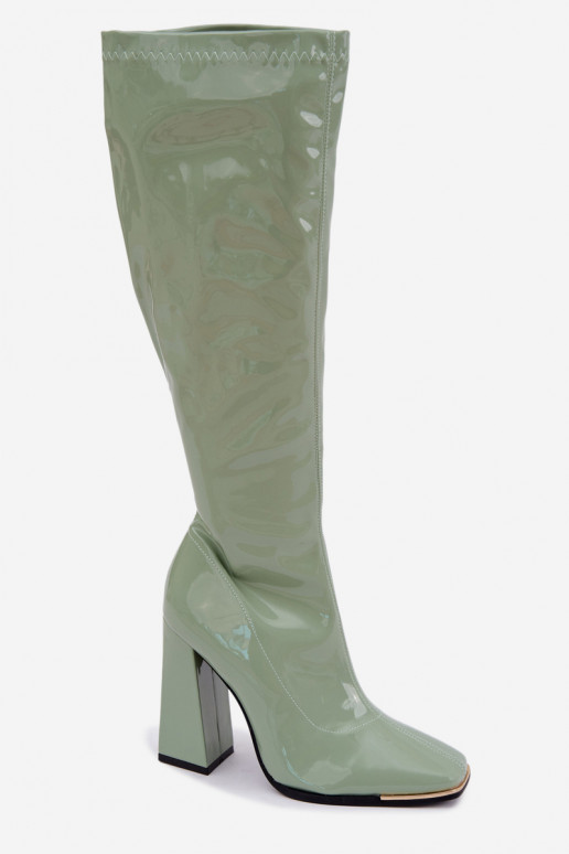 botas altas con efecto charol y tacones en color verde Mlokva