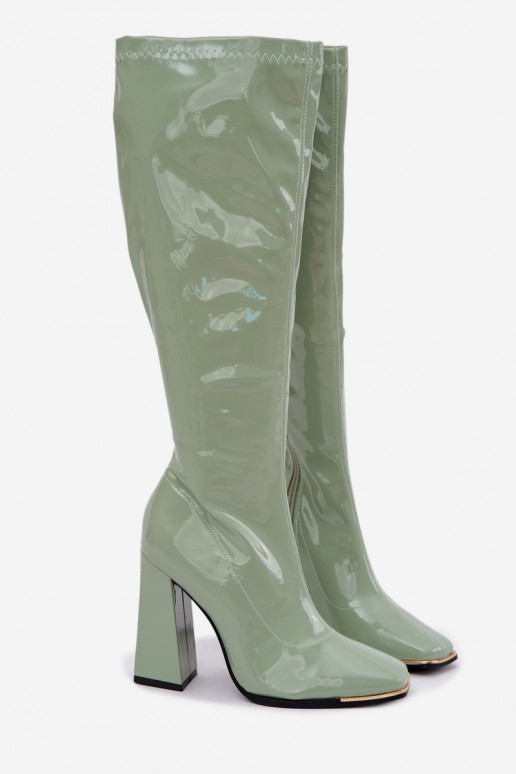 botas altas con efecto charol y tacones en color verde Mlokva