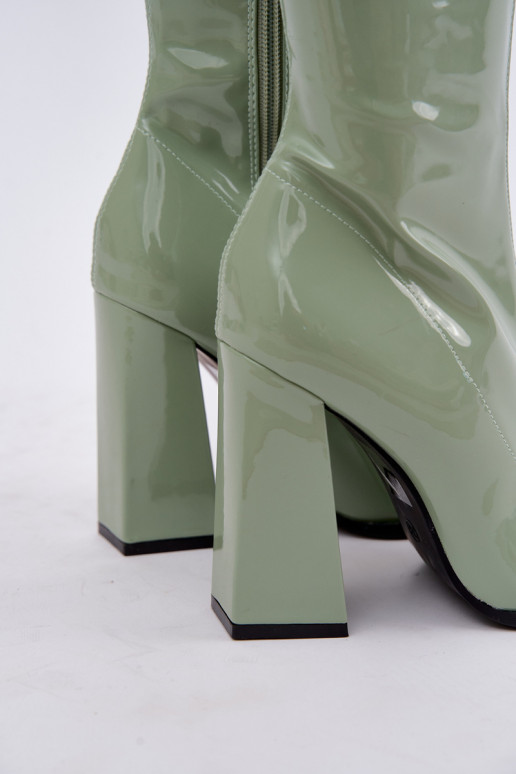 botas altas con efecto charol y tacones en color verde Mlokva