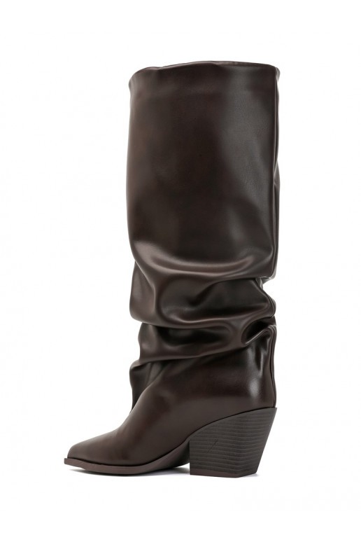 Botas altas para mujer con parte superior curva y tacones en color chocolate Durela
