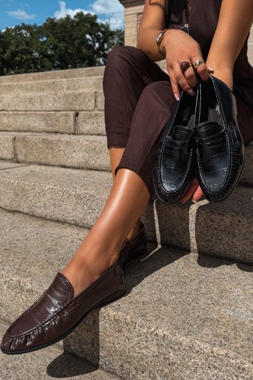 Mocasines lacados para mujer con volantes en color negro Dulcy 2