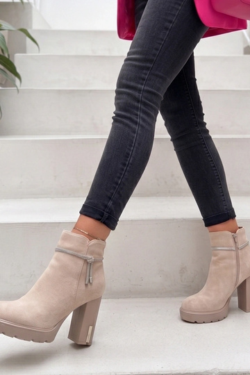 Botines beige de ante con tacón bloque adornados con strass Ademe 2