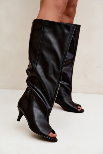 Botas altas con punta abierta en tacón fino de cuero sintético negro Velise 2