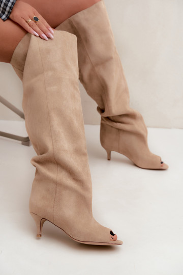 Botas altas con caña alta y punta abierta en color arena Henya
