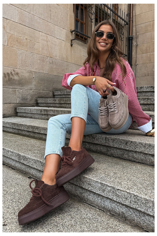 Zapatillas de ante con plataforma en chocolate Teysa