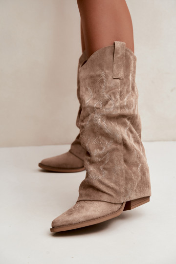 Botas altas arrugadas de estilo vaquero con tacones y caña cosida arena Ives 2