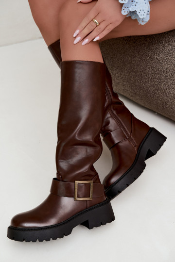 Botas altas de mujer aisladas con hebillas en marrón Glena