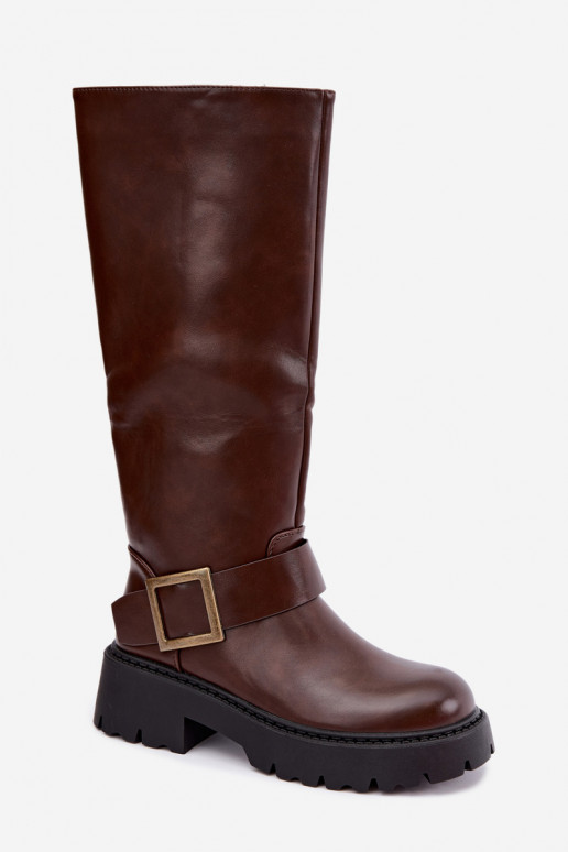 Botas altas de mujer aisladas con hebillas en marrón Glena