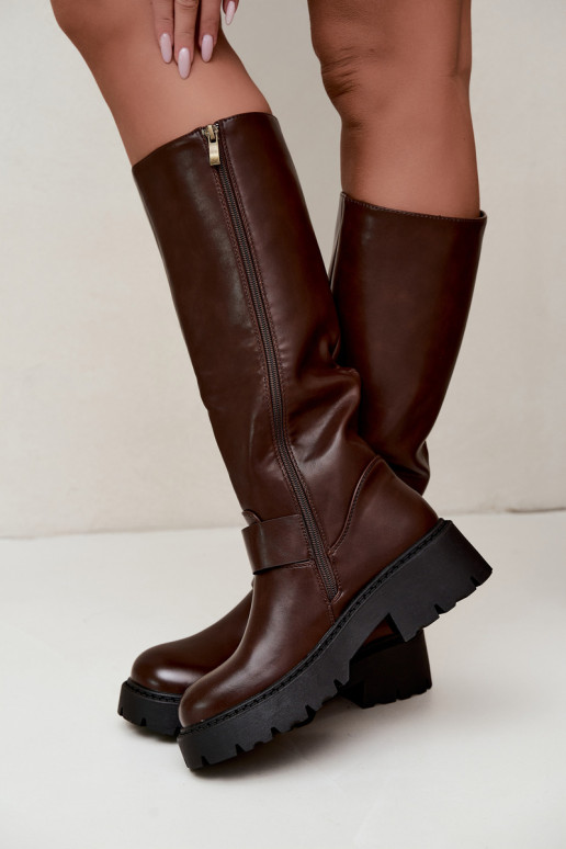 Botas altas de mujer aisladas con hebillas en marrón Glena