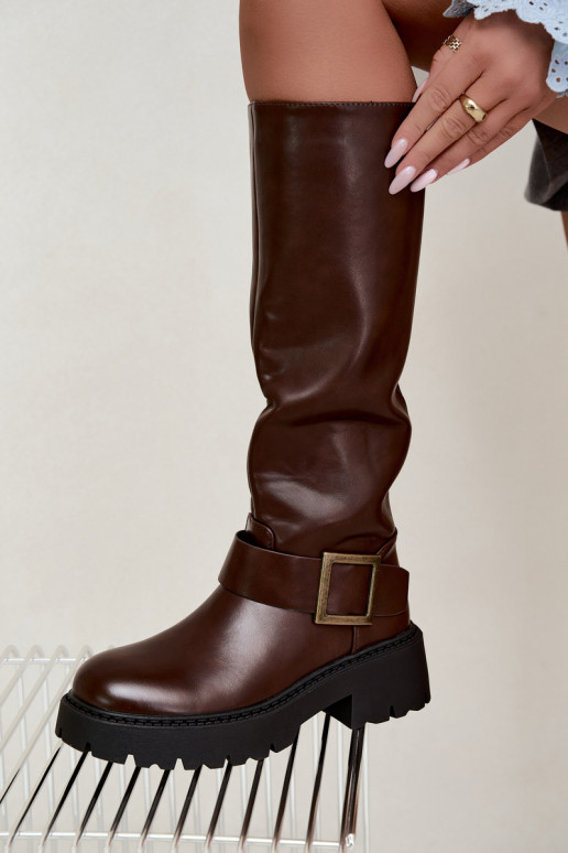 Botas altas de mujer aisladas con hebillas en marrón Glena