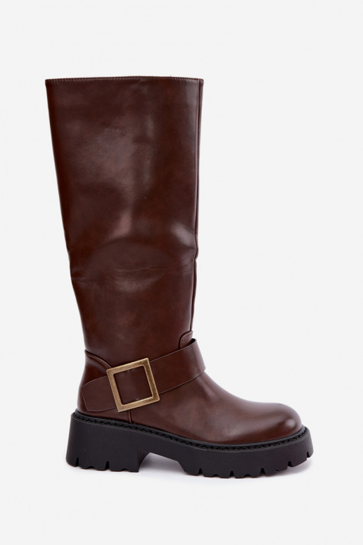 Botas altas de mujer aisladas con hebillas en marrón Glena
