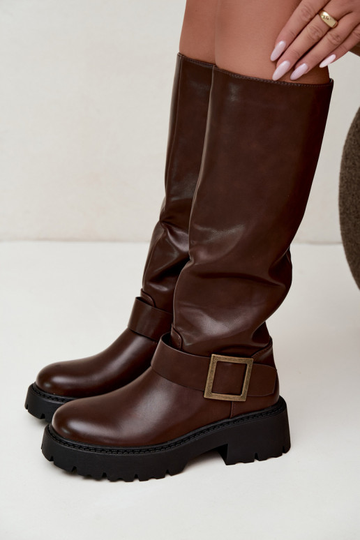 Botas altas de mujer aisladas con hebillas en marrón Glena