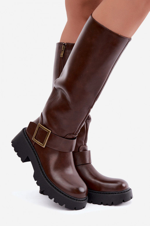 Botas altas de mujer aisladas con hebillas en marrón Glena