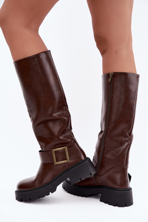 Botas altas de mujer aisladas con hebillas en marrón Glena