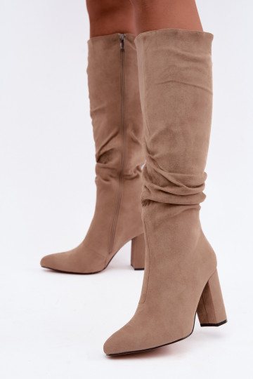 Botas altas de mujer aisladas con tacón y volantes en color arena Imelia