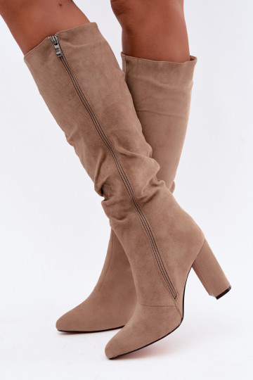 Botas altas de mujer aisladas con tacón y volantes en color arena Imelia 2