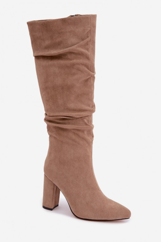 Botas altas de mujer aisladas con tacón y volantes en color arena Imelia