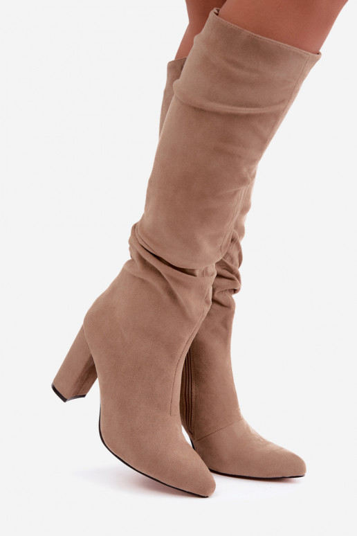 Botas altas de mujer aisladas con tacón y volantes en color arena Imelia