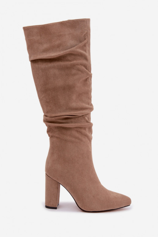 Botas altas de mujer aisladas con tacón y volantes en color arena Imelia