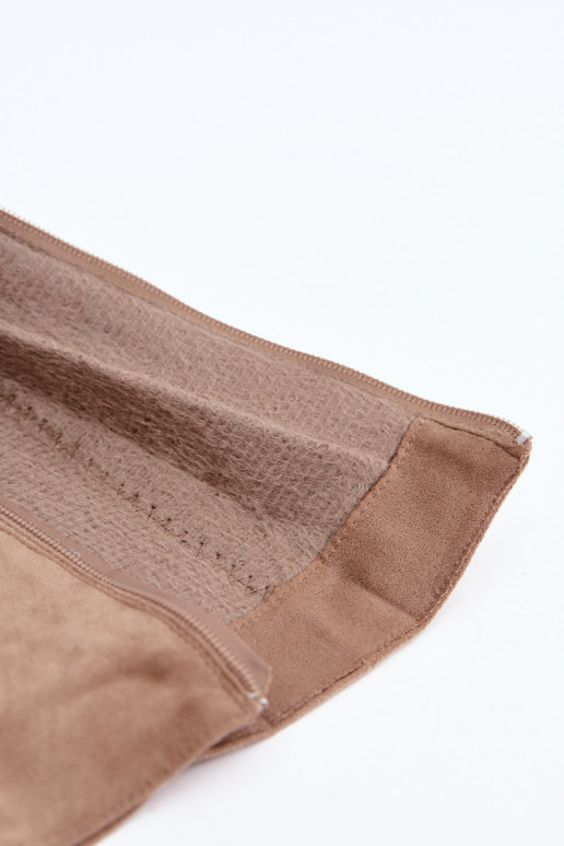 Botas altas de mujer aisladas con tacón y volantes en color arena Imelia