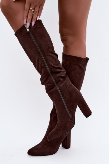 Botas altas de mujer aisladas con tacón y volantes en marrón Imelia