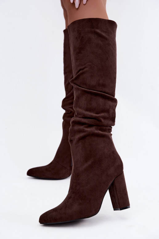 Botas altas de mujer aisladas con tacón y volantes en marrón Imelia