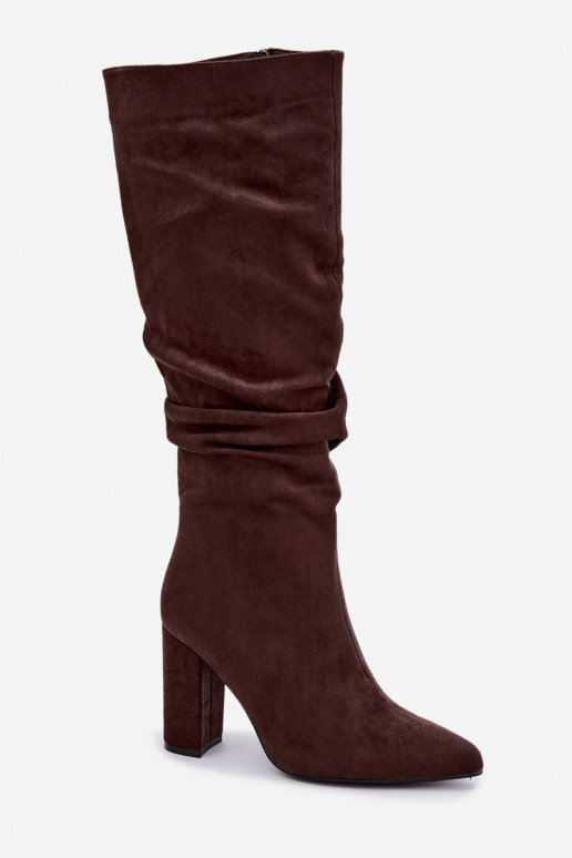 Botas altas de mujer aisladas con tacón y volantes en marrón Imelia