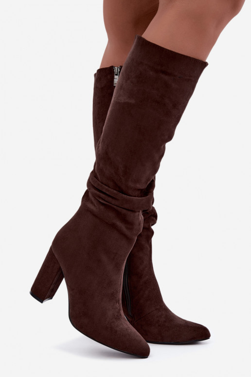 Botas altas de mujer aisladas con tacón y volantes en marrón Imelia