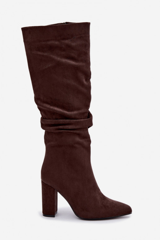 Botas altas de mujer aisladas con tacón y volantes en marrón Imelia