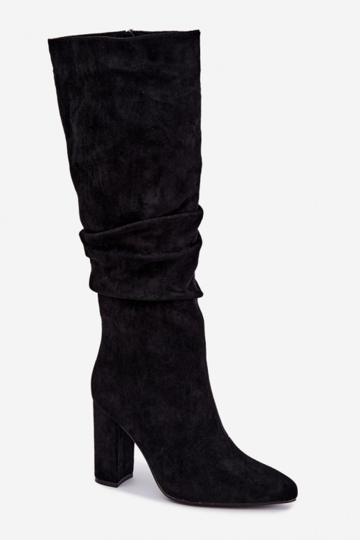 Botas altas de mujer aisladas con tacón y volantes en negro Imelia