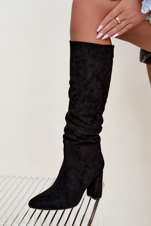 Botas altas de mujer aisladas con tacón y volantes en negro Imelia