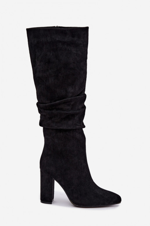 Botas altas de mujer aisladas con tacón y volantes en negro Imelia