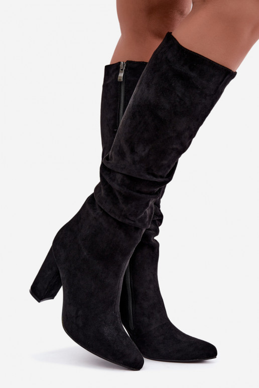 Botas altas de mujer aisladas con tacón y volantes en negro Imelia