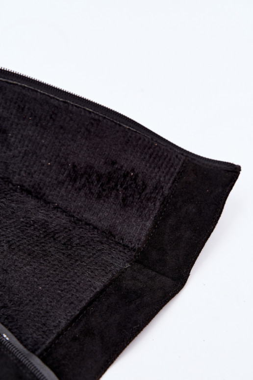 Botas altas de mujer aisladas con tacón y volantes en negro Imelia
