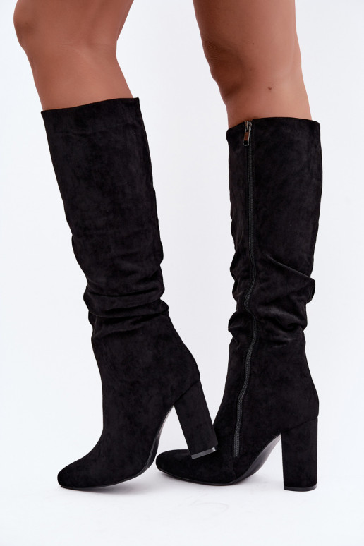 Botas altas de mujer aisladas con tacón y volantes en negro Imelia