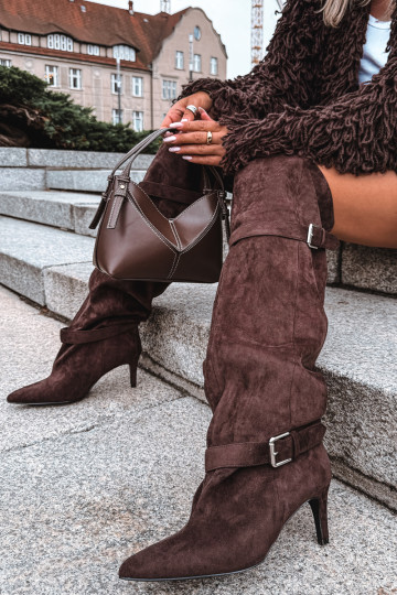 Botas de tacón por encima de la rodilla con correas y hebillas en color chocolate Tai turibel