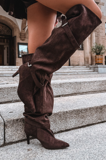 Botas de tacón por encima de la rodilla con correas y hebillas en color chocolate Tai turibel 2