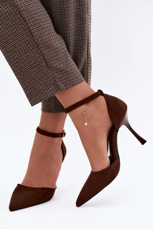 Zapatos de ante sintético con correas en color chocolate Ladessa