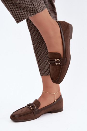 Mocasines con elementos decorativos en color marrón Evelora