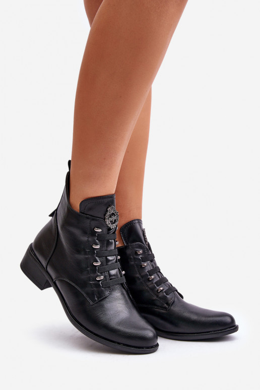 Botines bajos cálidos con adornos en negro Nevalia