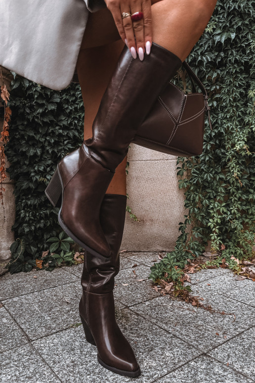 botas altas para mujer con tacón aisladas color caramelo Katelle