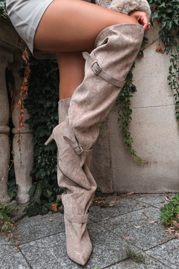 Botas de tacón por encima de la rodilla con correas y hebillas en color arena Tai turibel 2