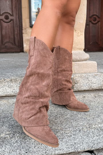 Botas altas arrugadas de estilo vaquero con tacones y caña cosida marrón Ives 2