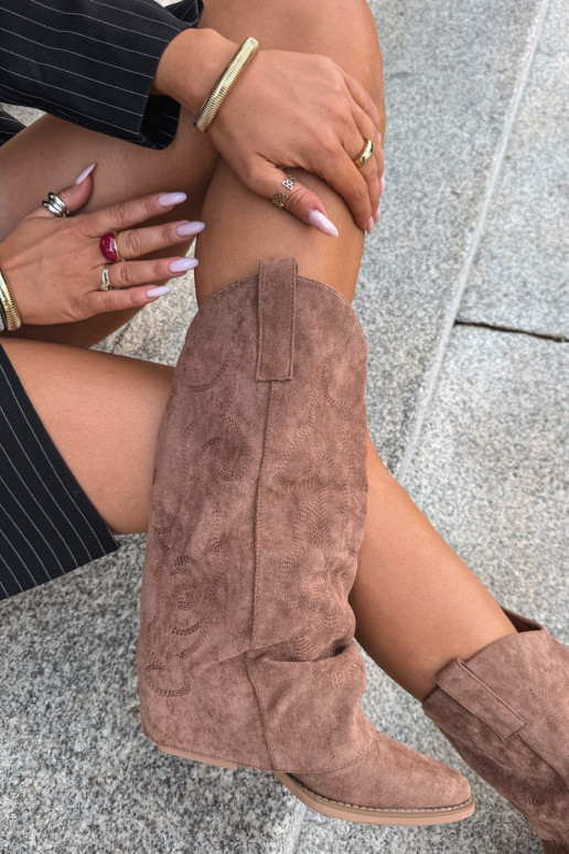 Botas altas arrugadas de estilo vaquero con tacones y caña cosida marrón Ives