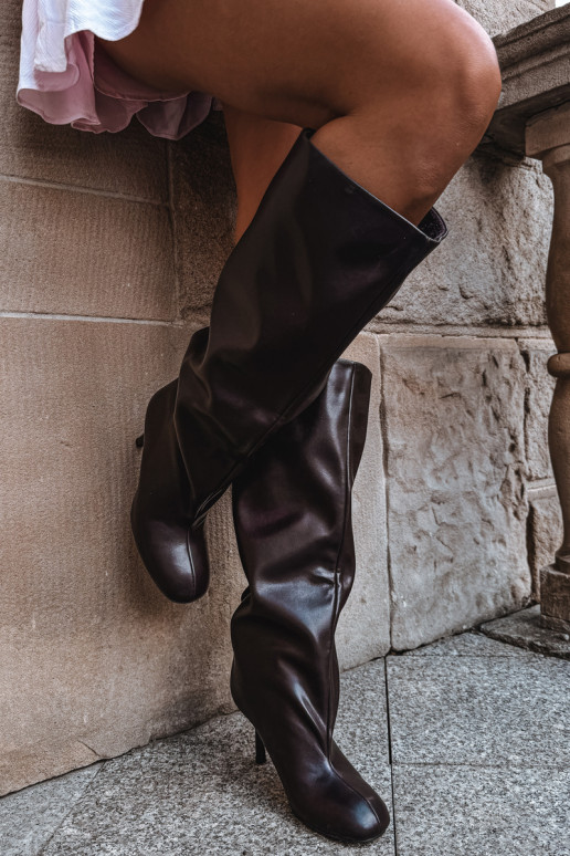 Botas altas de mujer slip-on con tacones finos en color chocolate Caliya